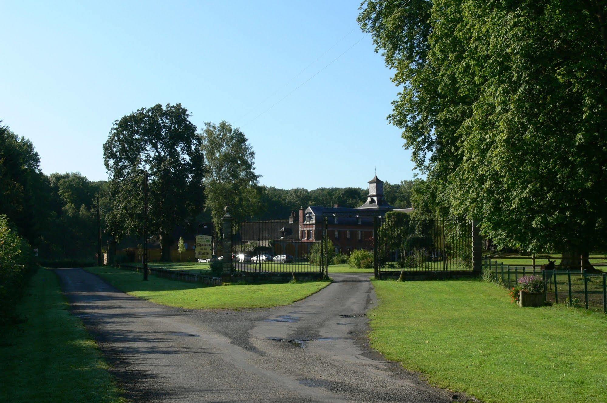 Logis - Chateau De La Motte - Hotel & Restaurant Liessies Exterior photo